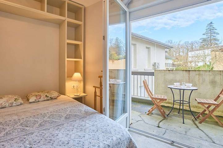 Appartement entier, Studio lumineux avec balcon, à 400 m des Thermes, wifi et parking inclus in Cazaubon, Gers