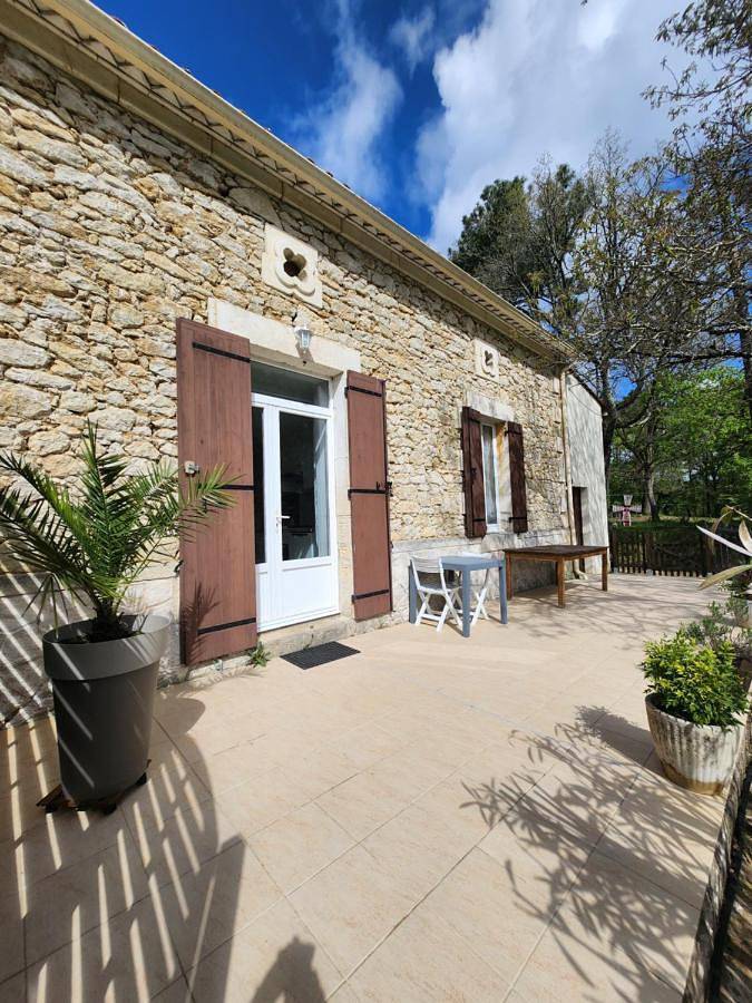 Location de vacances pour 6 personnes, avec Terrasse ainsi que Jardin et Vue sur le lac à Montazeau