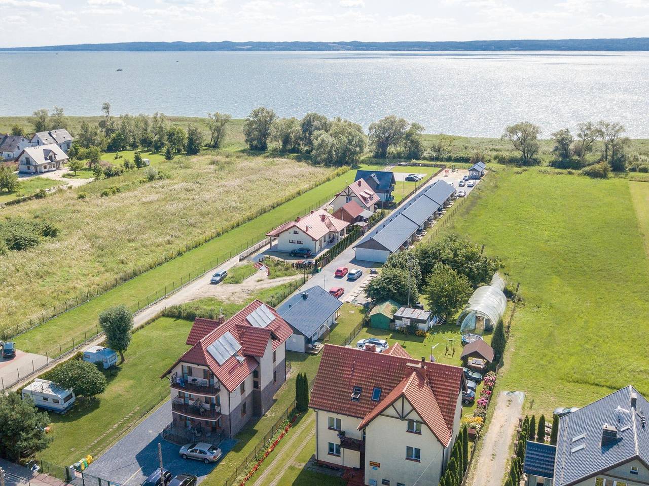 Gemütliche Ferienhäuser aus Holz mit Terrassen in Krynica Morska, powiat nowodworski