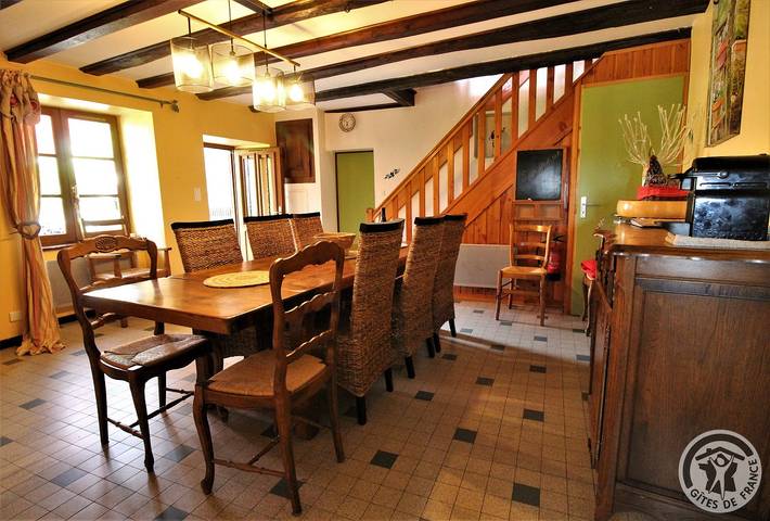 Gîte pour 9 personnes, avec piscine ainsi que terrasse et jardin dans Rhône - 3