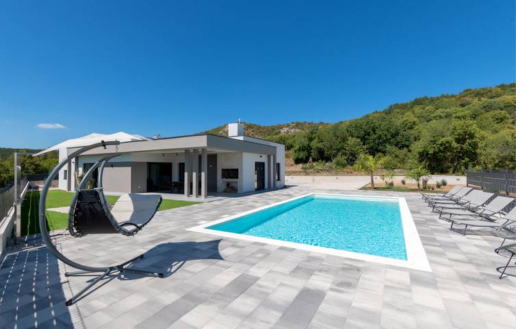 Geräumige 2-Zimmer-Wohnung mit Pool, Terrasse und WLAN in Makarska Riviera