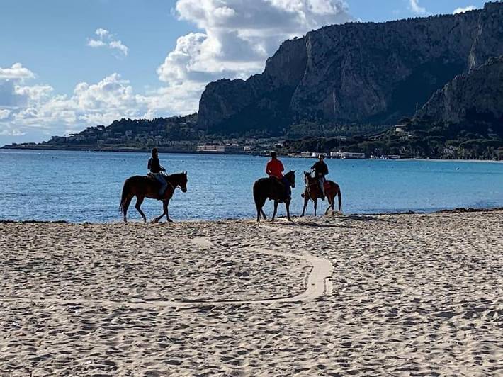 Ferienwohnung für 7 Personen, mit Balkon und Terrasse sowie Garten und Ausblick in Mondello - 4