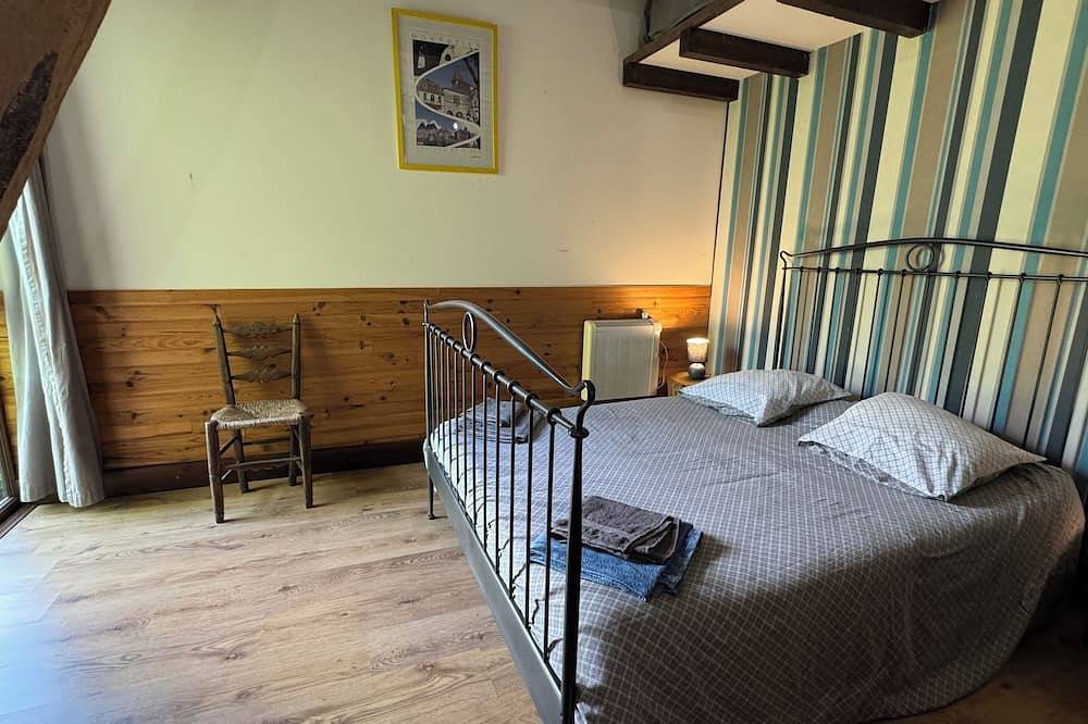 Renovated barn in 1823 farmhouse. Garden and shared pool. in Frayssinet-le-Gélat, Quercy