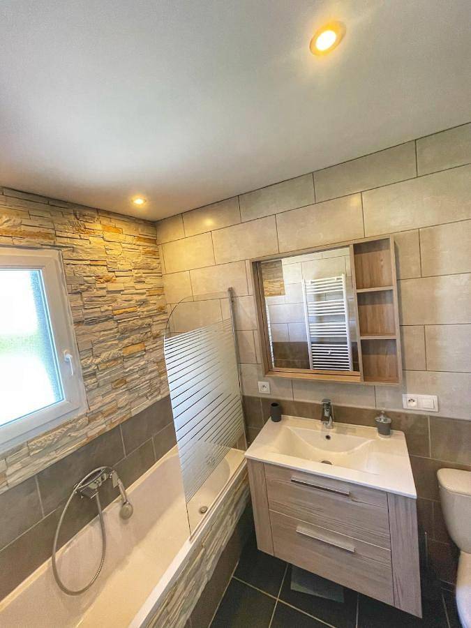 Location de vacances pour 5 personnes, avec Terrasse ainsi que Piscine et Vue dans Porte-de-Savoie - 2