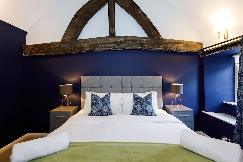 Entire apartment, Canon Gate , Chichester Cathedral  - sleeps 4 guests  in 2 bedrooms in Chichester, West Sussex