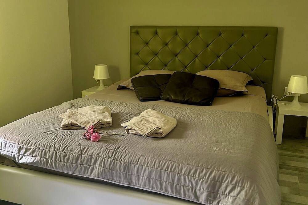 Villa les Lauriers Roses heated pool 10 min Avignon in Tavel, Region de Nimes