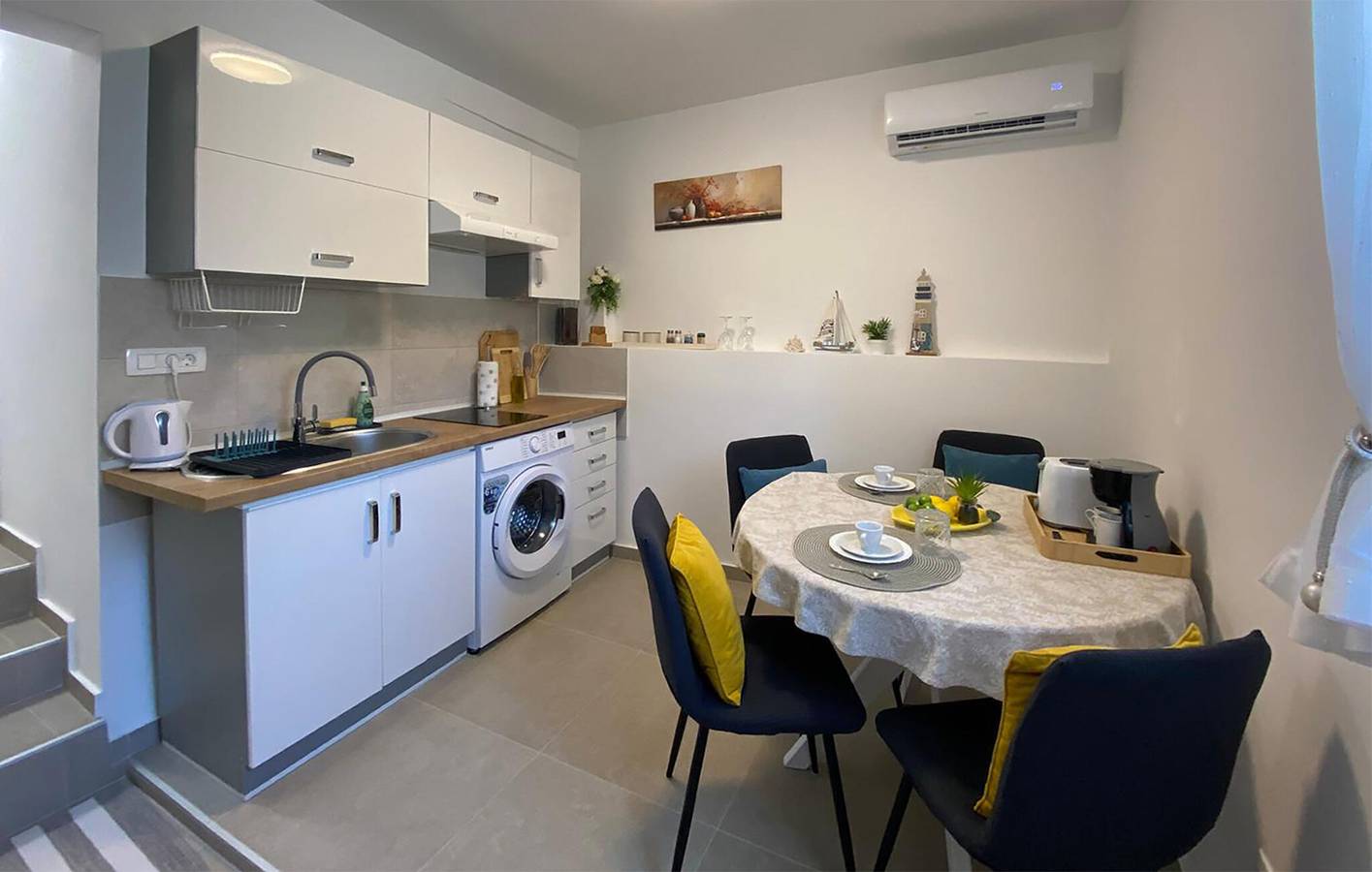 Ganze Ferienwohnung, Apartment an der Küste mit Meerblick, Terrasse und guter Anbindung an Karlobag in Karlobag, Naturpark Velebit