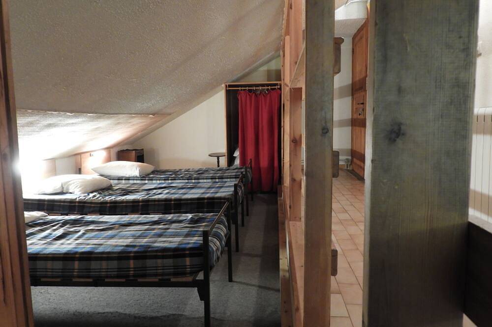 Appartement entier, Gîte de montagne sous les toits face à la forêt in Molines-en-Queyras, Queyras