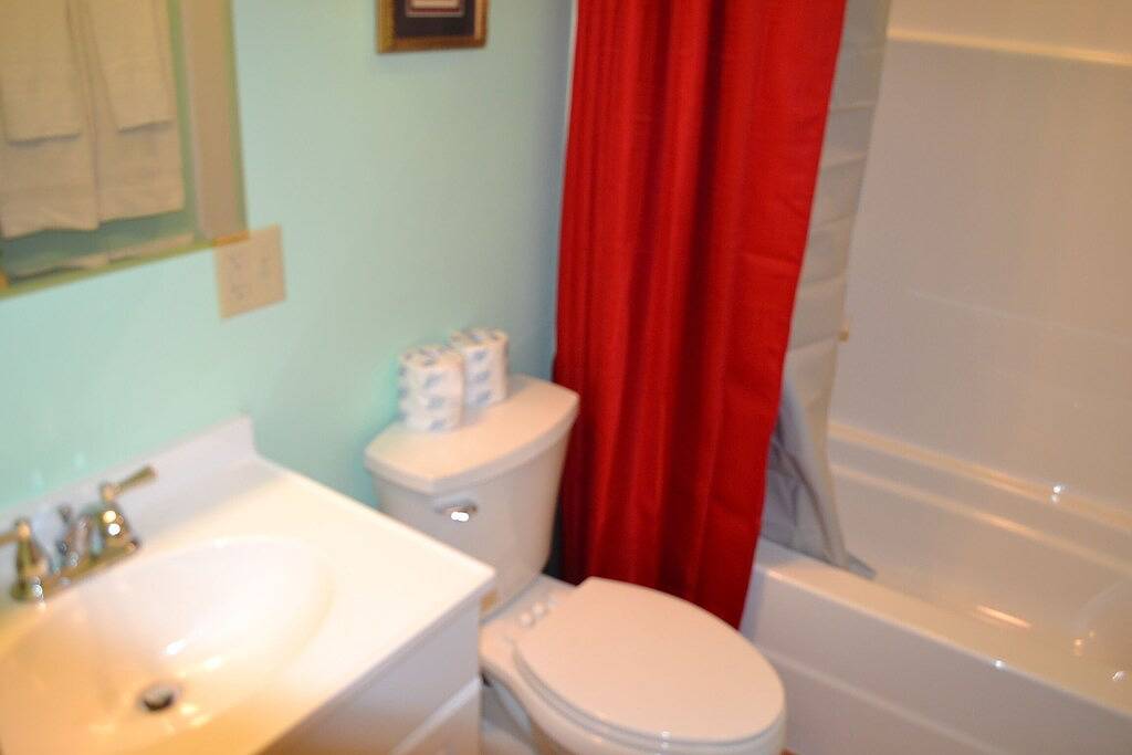 Kabine-Eigenes Badezimmer-Standard-Naughty Pine Cabin in Hocking Hills