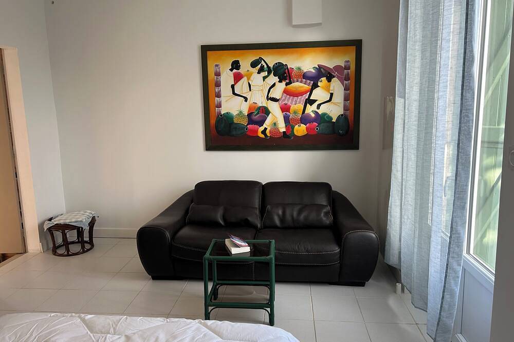 Small detached house by the sea with a beautiful terrace and parking. in Le Croisic, Côte d'Amour