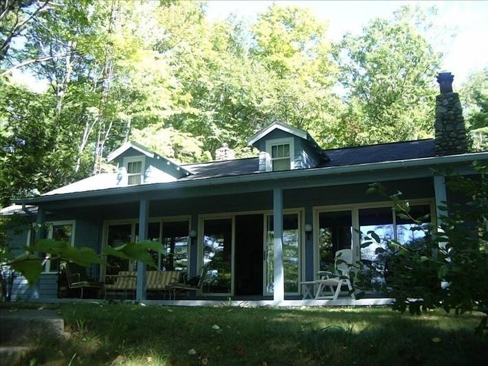Vacation rental for 8 people, with terrace and yard in Torch Lake