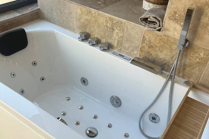 Appartement entier, Cocon en pierre au centre du village, toit terrasse et balnéo in Saint-Quentin-la-Poterie, Région de Nîmes