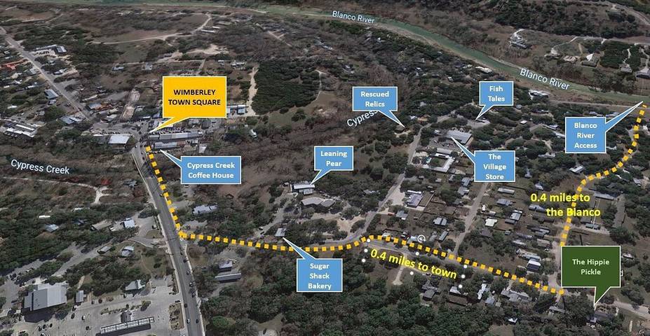 Vacation rental for 6 people, with terrace and hot tub as well as yard, with pets in Wimberley