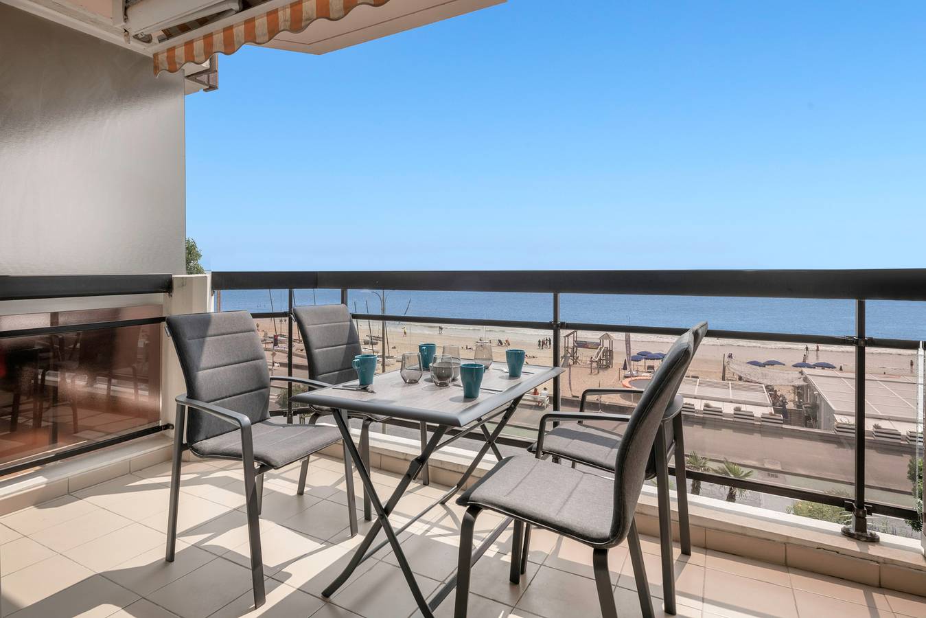 Appartement entier, Séjour vue mer pour 4 - 20m plage de la Baule  in La Baule-Escoublac, Côte d'Amour