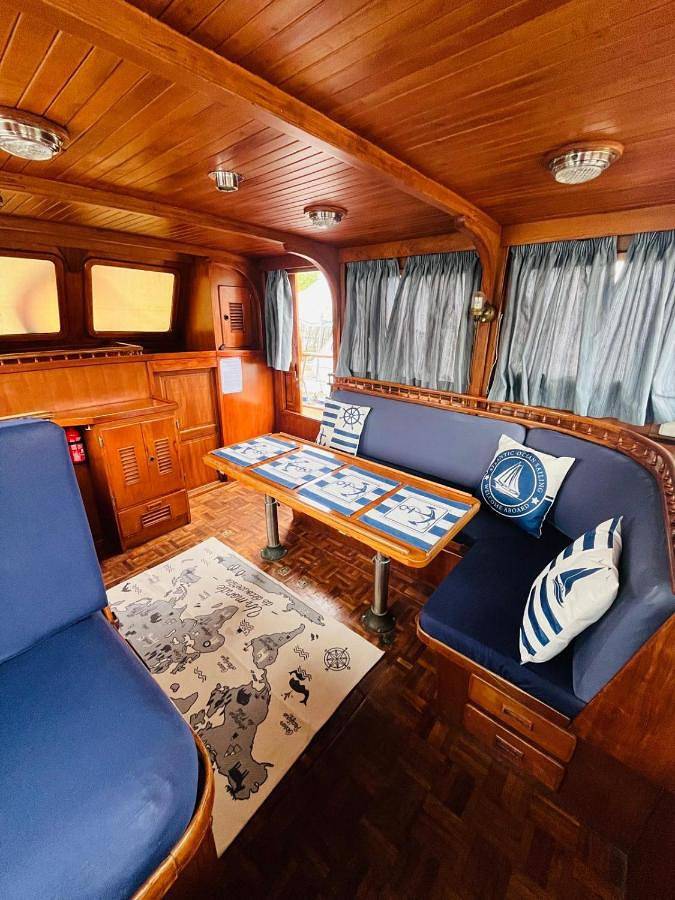 Bateau pour 7 personnes, avec vue ainsi que vue sur le lac et balcon dans Auvergne-Rhône-Alpes - 4