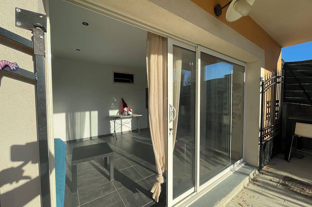 Apartamento entero, Maisonnette on the edge of a garden in the Luberon, 5 minutes' drive from a lake. in La Tour-d'Aigues, Parque natural regional del Luberon