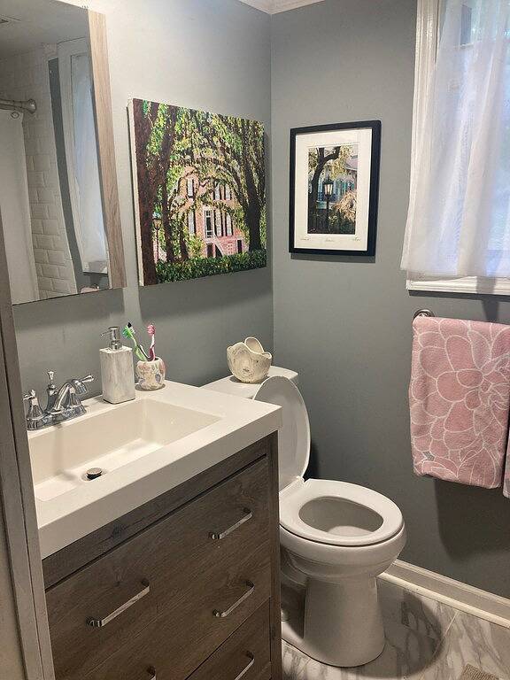 Lakefront cottage on rustic setting in cove in Lake Oconee