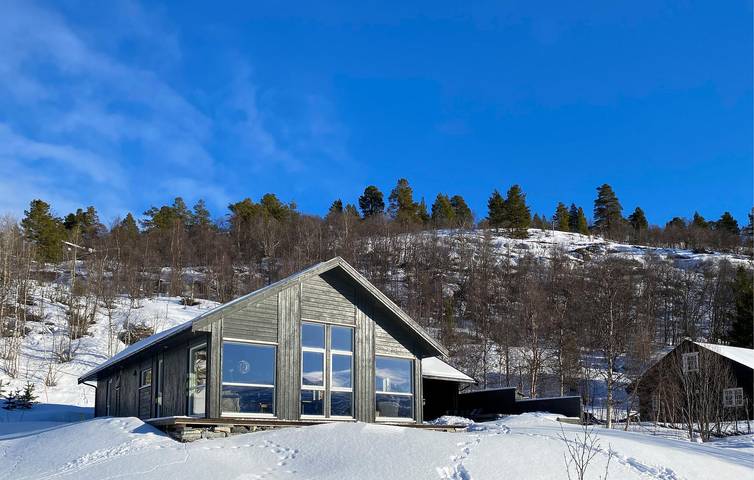 Feriehus for 10 personer, med utsikt og terrasse i tillegg til hage i Oppland