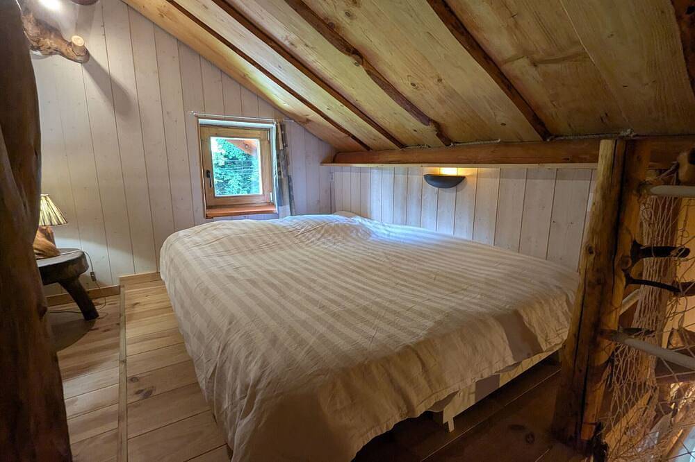 Unique log house with balcony and terrace in the Vosges in Le Tholy, Épinal en omgeving