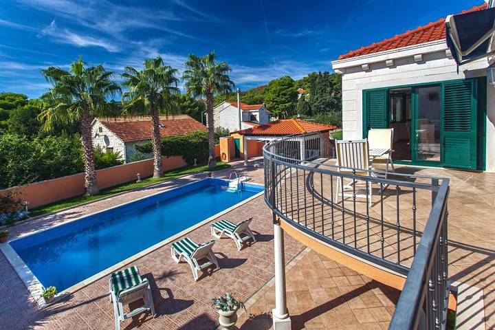 Holiday rental for 8 people, with pool and balcony, with pets in Brac