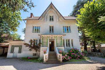Location de vacances pour 12 personnes, avec jardin à Tassin-la-Demi-Lune