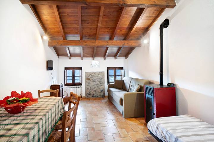 Appartamento intero, Appartamento 'Casa Verde - Sciu´ Pepin' con terrazza privata, giardino privato e Wi-Fi in Rezzo, Alpi Liguri