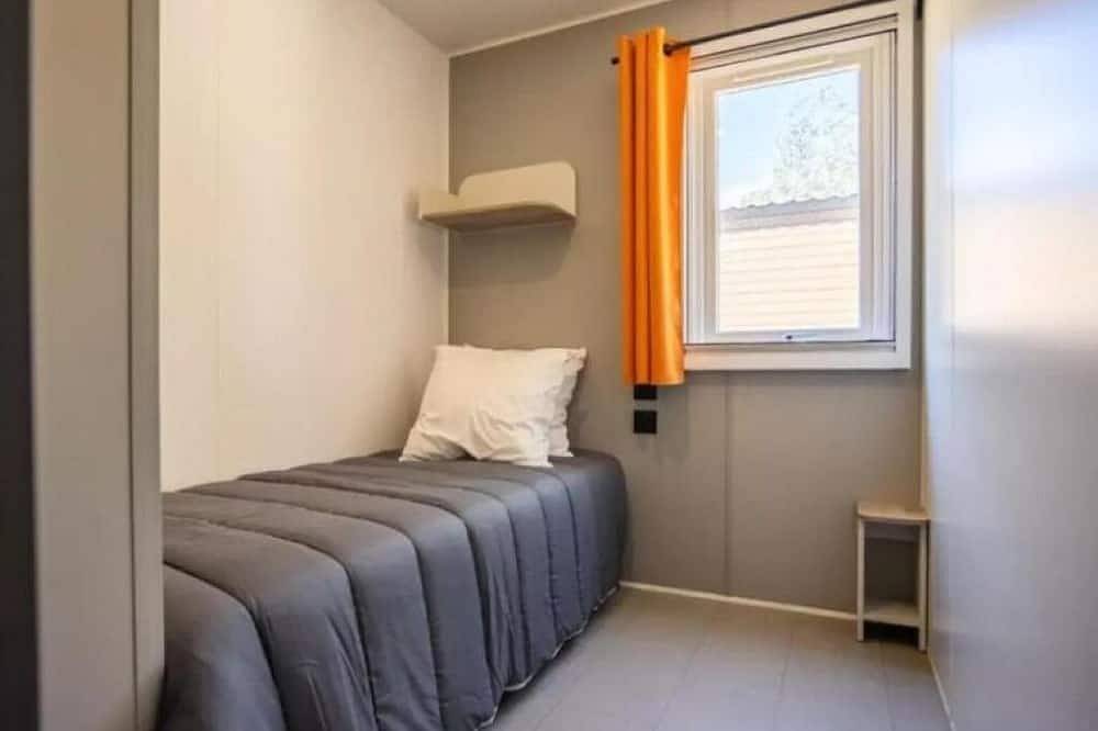 Comfortable stay at Camping Le Hameau des Pins - New mobile home for 6 people in La Moutone, La Crau