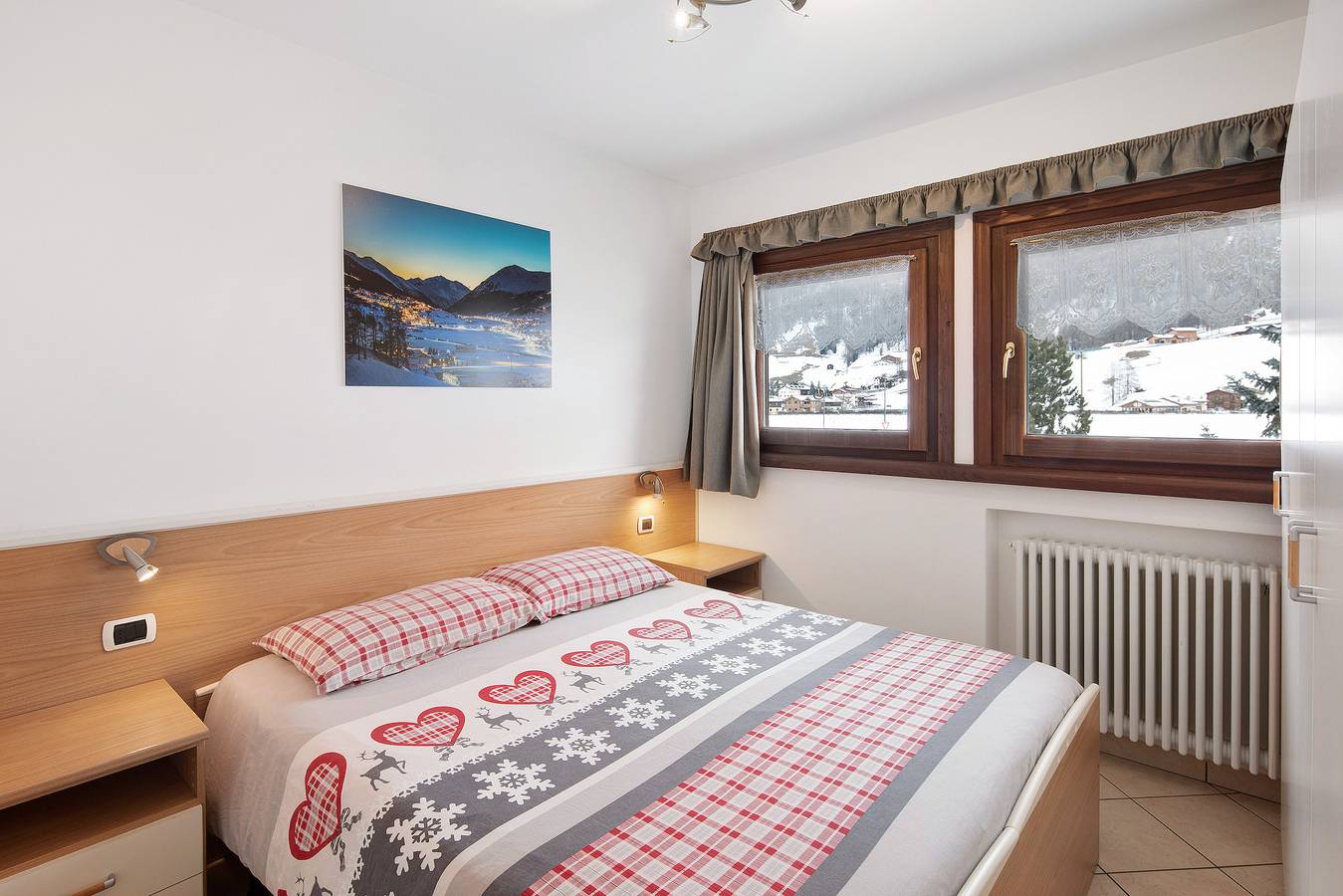 Entire apartment, Holiday Apartment "Arcobaleno Giallo" with Mountain View, Wi-Fi & Garden in Livigno (Town), Livigno