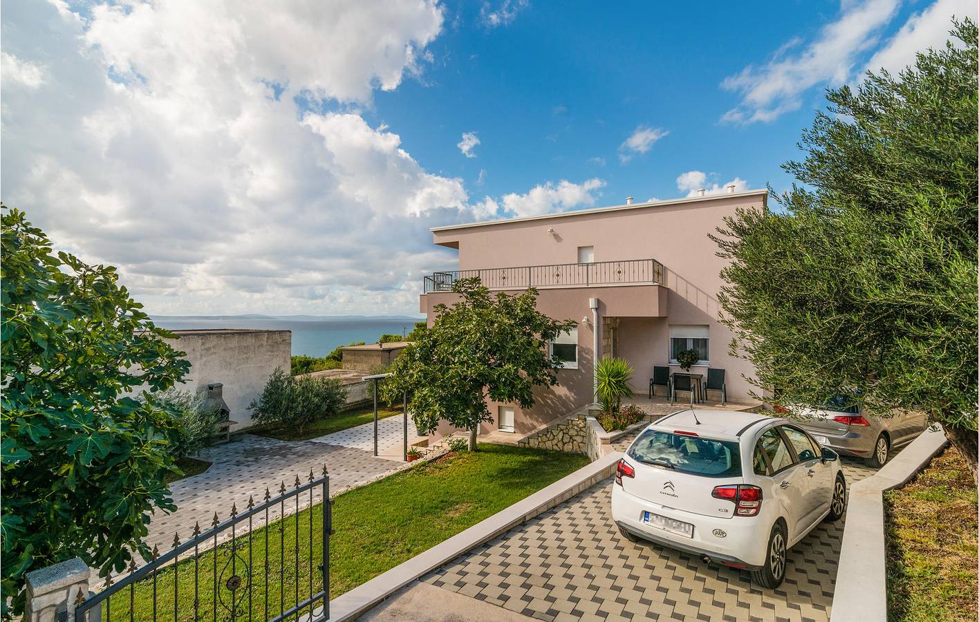 Ganze Ferienwohnung, Gemütliche 300 m zum Strand: Klimatisierte Wohnung mit Terrasse und Parkplatz in Dugi Rat, Split-Dalmatien