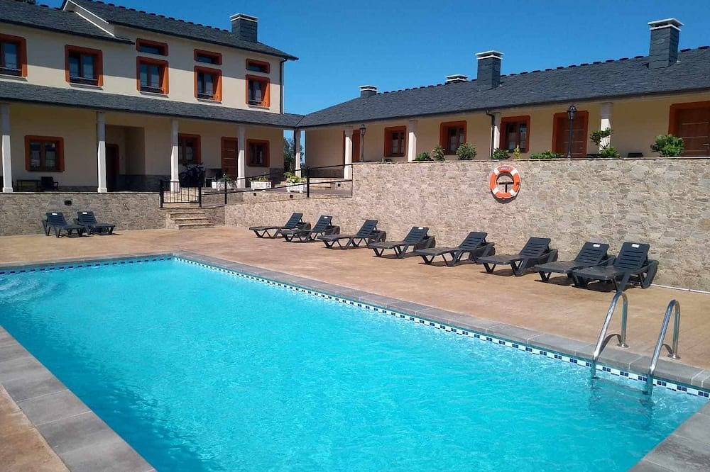 Apartamento entero, Apartamento 6: Tres dormitorios, porche y piscina in Tapia de Casariego, Costa Verde