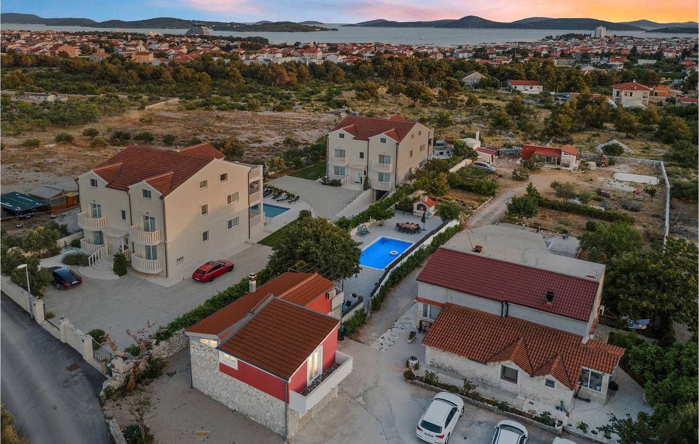 Gemütliche 170 m² große Wohnung mit Terrasse, Pool und WLAN, 1,5 km vom Strand entfernt in Vodice, Šibenik-Knin