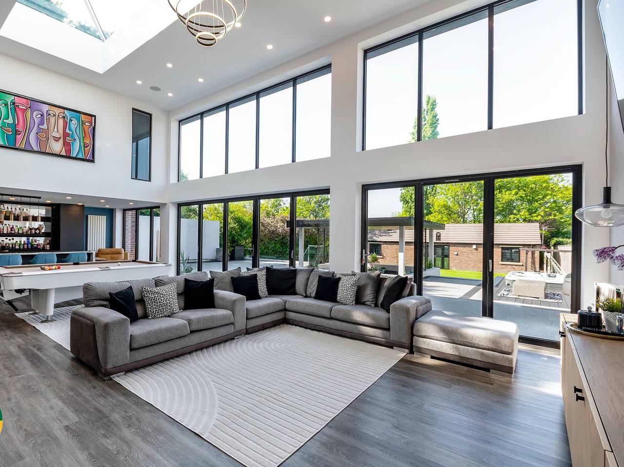 5 Bed Villa-Sleeps 10-Hot Tub-Bar & Pool table in South Yorkshire