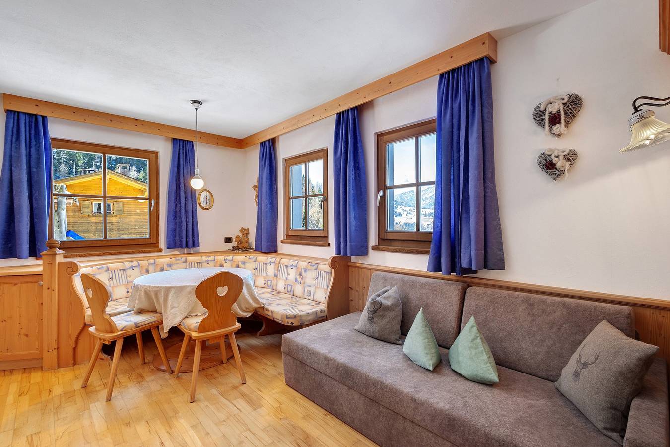 Apartamento entero, Apartamento "Ciasa Mirio Pütia" con vistas a la montaña, Wi-Fi y jardín in Rumestluns, La Valle