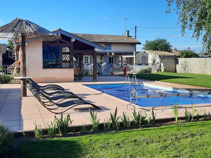 Location de vacances pour 8 personnes, avec Terrasse ainsi que Jardin et Piscine à Saint-Georges-de-Reneins