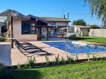 Location de vacances pour 8 personnes, avec jardin et piscine à Saint-Georges-de-Reneins