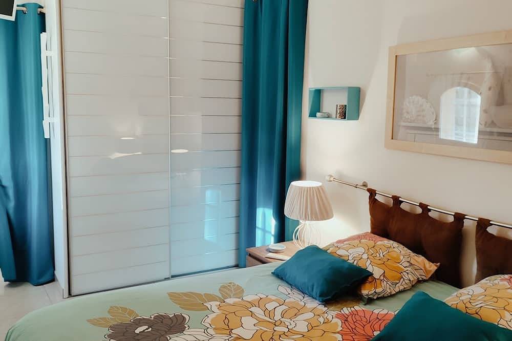 Rd tuin in een villa, zwembad in Provence Green in Entrecasteaux, Brignoles region