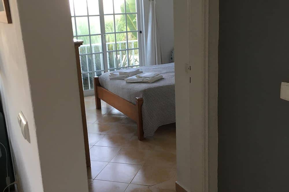 Ganze Wohnung, Secluded Lovely 2 Bedroom Ground Floor Apartment  with Wifi  Pool and Garden in Praia da Luz, Faro Distrikt