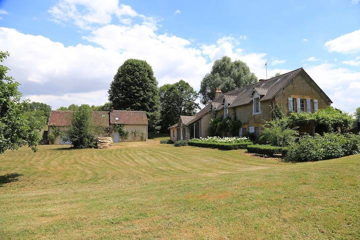 Location de vacances pour 12 personnes, avec jardin et balcon à Saint-Benin-d'Azy