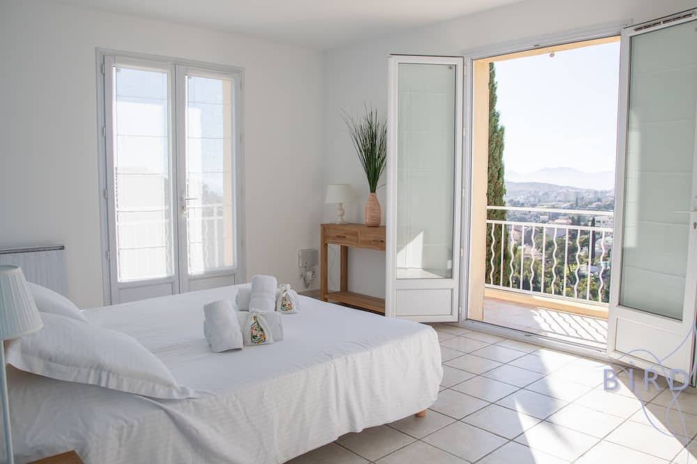 Jolie villa avec Piscine et vue mer hauteurs de Cannes in Le Cannet, Région de Cannes