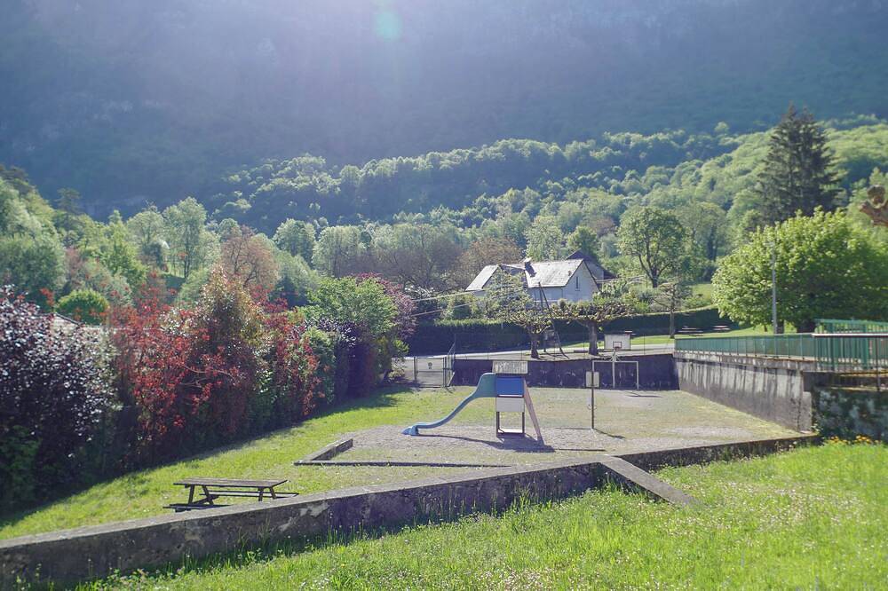 Entire apartment, Stylish 1-Bedroom Apartment in Aiguebelette-le-Lac, Chambéry region