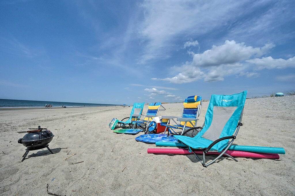 Ganze Wohnung, Oak Island Beachfront Condo w/ Community Pool in Oak Island (NC), Brunswick County