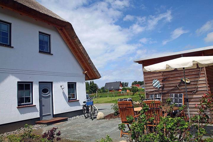 Ganze Wohnung, 900m zum Strand, 2 Schlafzimmer bis 4 Personen, Wlan, Haustiere nach Absprache in Breege, Rügen