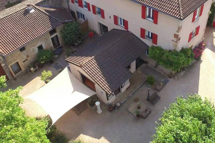 Gîte pour 15 personnes, avec piscine et jardin dans Senozan
