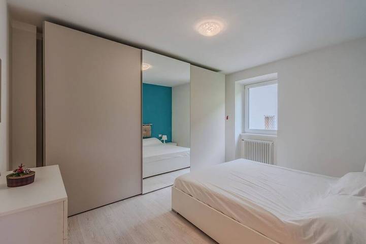 Appartamento intero, Bellissimo appartamento per 5 ospiti con WIFI, TV, patio e vista panoramica in Strembo, Alpi dell'Adamello e della Presanella