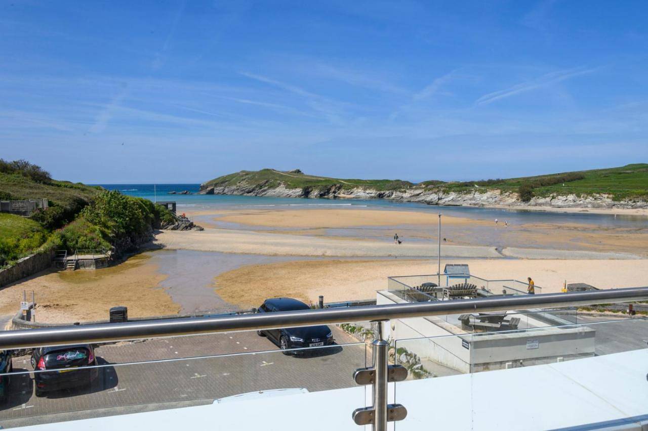 Entire apartment, Beach House Three-Bedroom Apartment with Sea View (Dog friendly) in Porth, Newquay