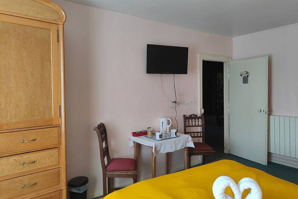 Entire apartment, “Domaine du Houx” Room with Shared Terrace, Balcony and Wi-Fi in La Vôge-les-Bains, Épinal region