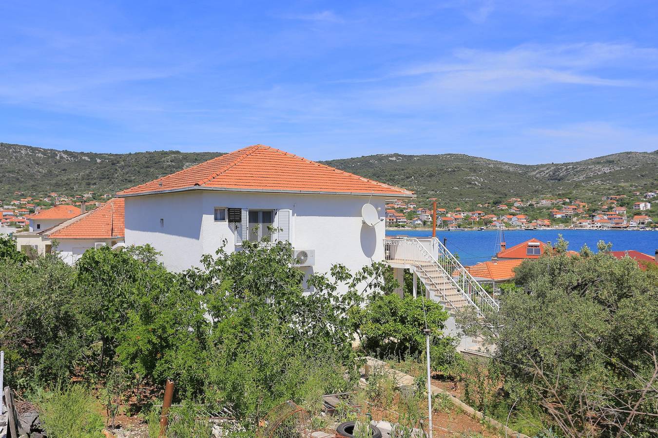 Cały apartament, Trzypokojowy apartament z tarasem i widokiem na morze Vinisce, Trogir A-11029-d in Vinisce, Żupania splicko-dalmatyńska