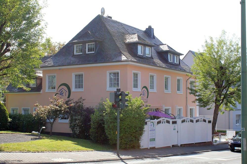 Großes, schönes Ferienhaus in Daun mit 14 Schlafmöglichkeiten, 3 Bäder, Wlan in Daun, Vulkaneifel