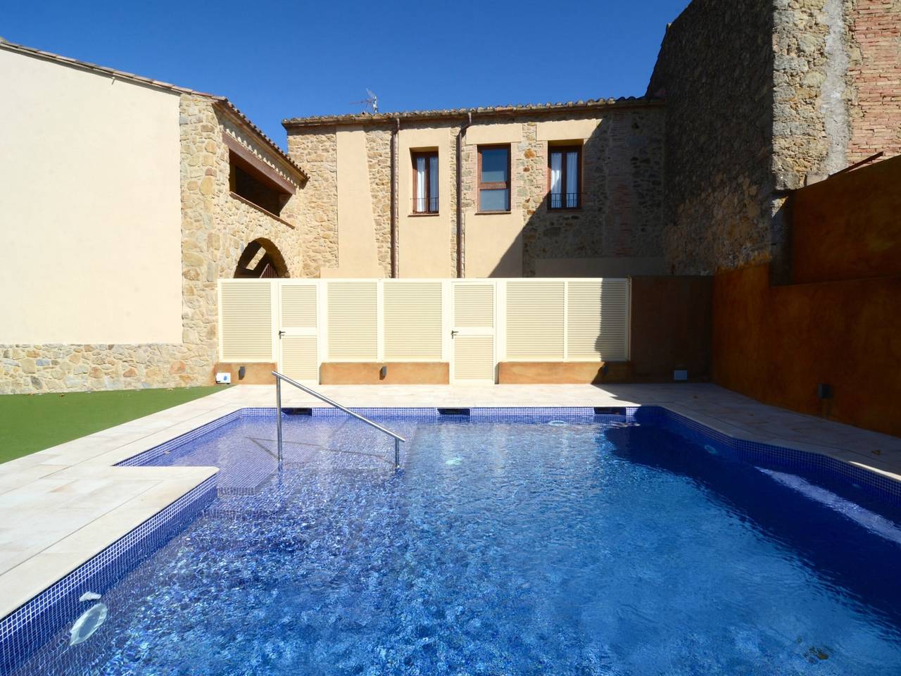 Entire apartment, Modern apartment with air conditioning and pool, Pals center in Pals, Costa Brava