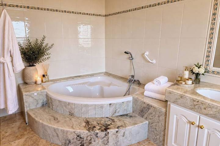 Casa de piedra de diseño romántico con piscina y vistas in Palau Sabardera, Alt Empordà